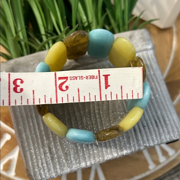 Lucite stretch Bracelet chunky oblong pieces of light blue, celery green, amber - Picture 6 of 9